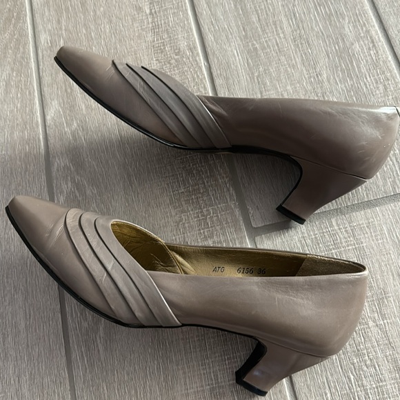 Barely use YvesSaintLaurent, purchase in Japan. - Picture 2 of 4